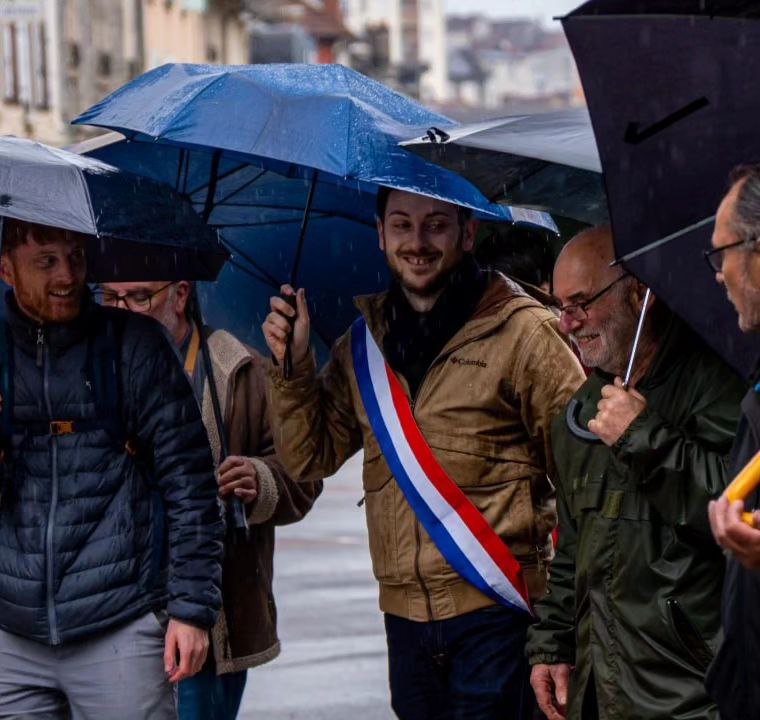 « Là-haut. Ils gagnent 130 fois plus que nous ! »