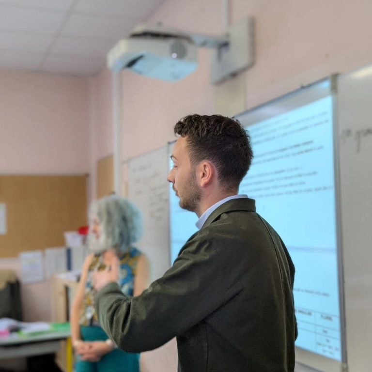 « Vous êtes contents de revenir à l&rsquo;école, les enfants ? »