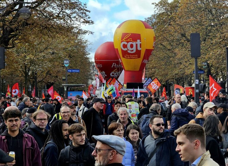 Des milliers dans la rue contre le déni démocratique d&rsquo;Emmanuel Macron