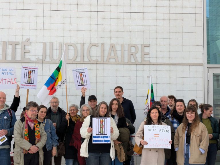 Mobilisés devant la Cité Judiciaire de Limoges contre la loi Attal