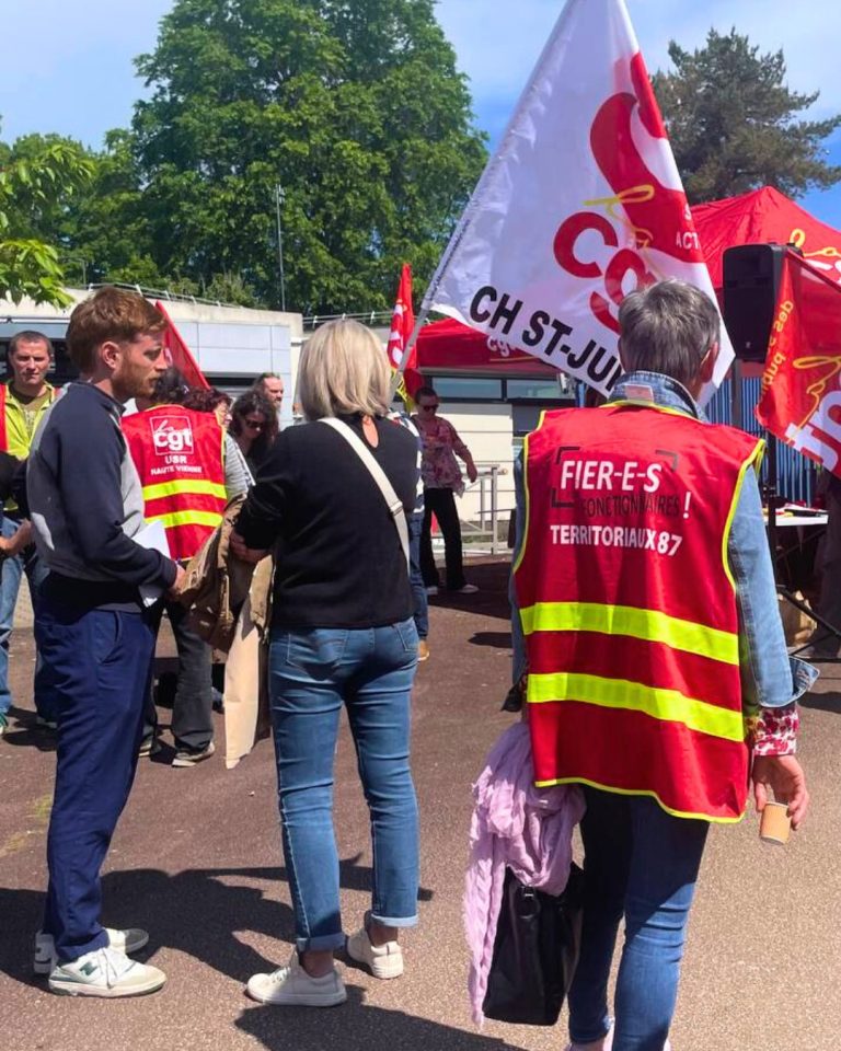 Manifestation pour la défense des services publics devant Esquirol